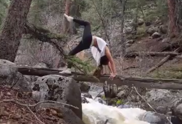 yoga cerca de un río
