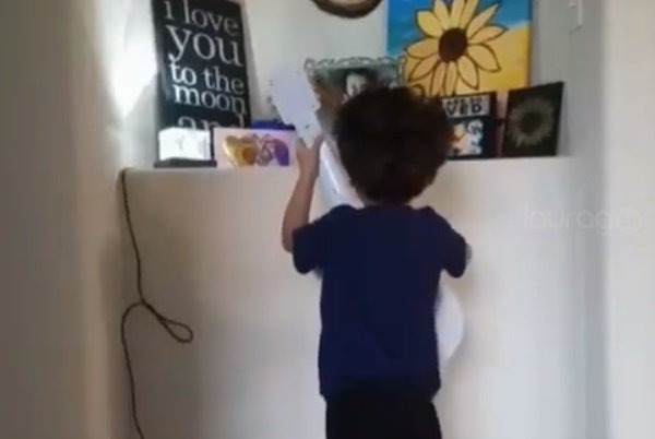 ni&ntilde;o canta recuerdame