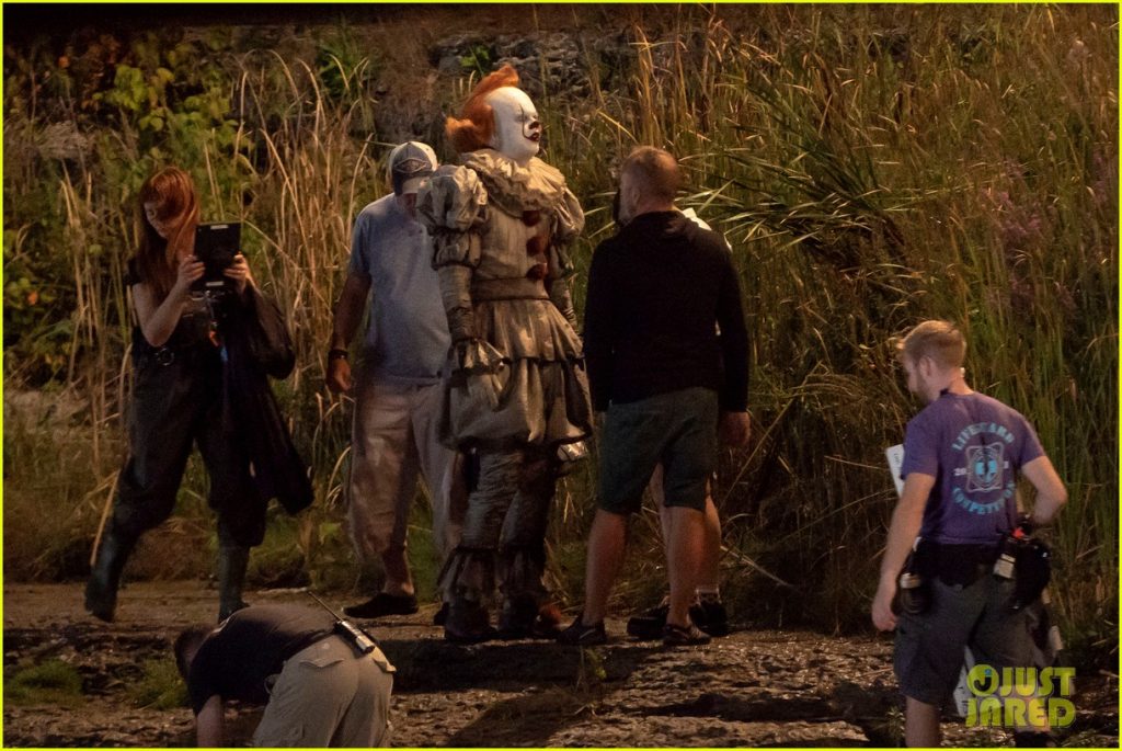bill skarsgard gets into character as pennywise on it 2 set 01