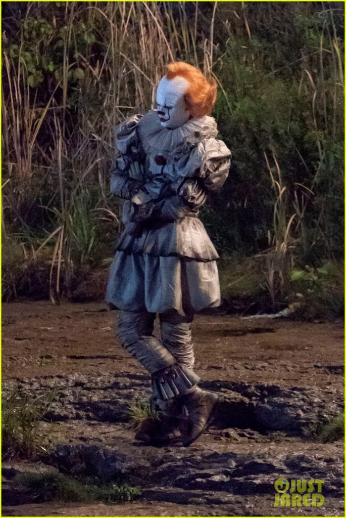 bill skarsgard gets into character as pennywise on it 2 set 02