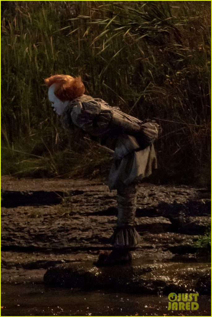 bill skarsgard gets into character as pennywise on it 2 set 03