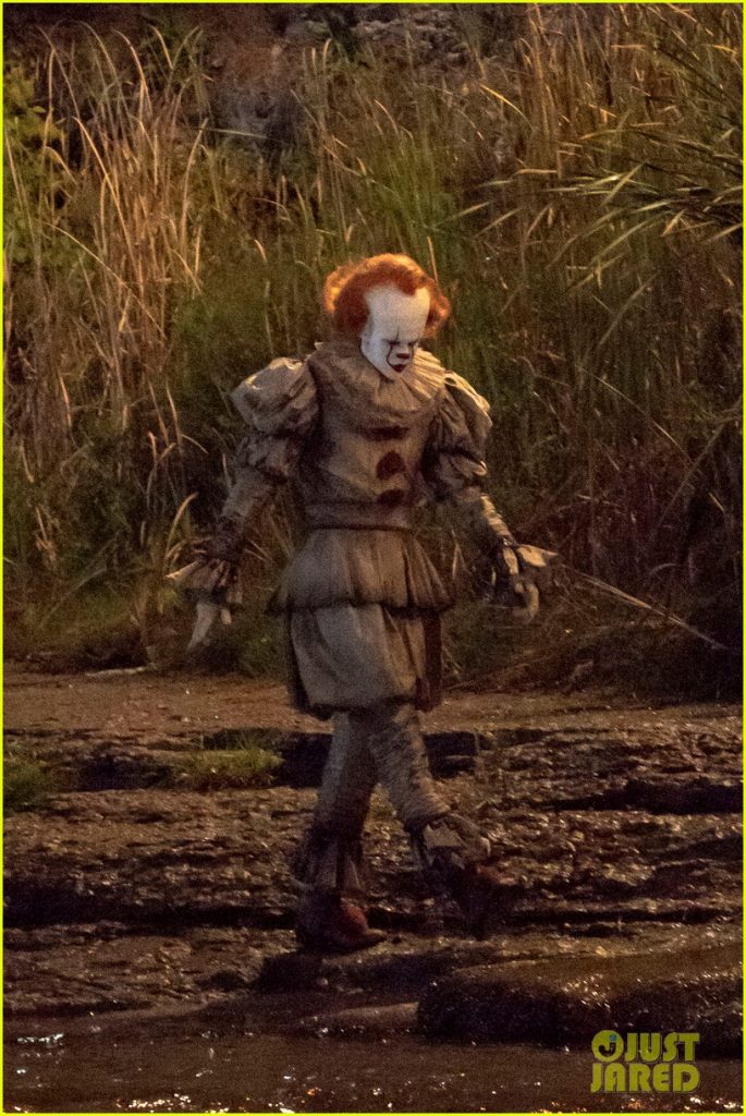 bill skarsgard gets into character as pennywise on it 2 set 05