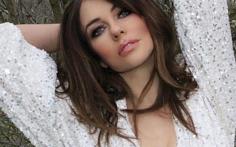 elizabeth-hurley-topless