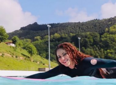 Shakira es una experta surfeando