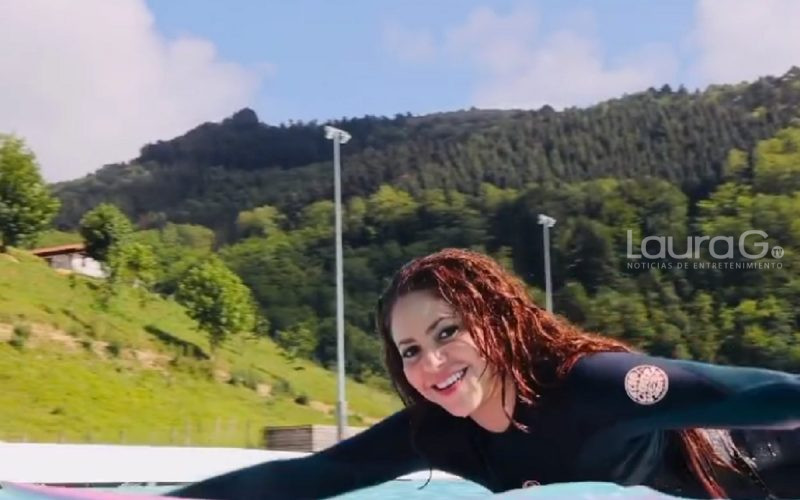 Shakira es una experta surfeando