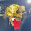 Maluma besa a fan