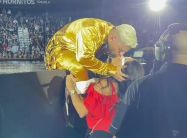 Maluma besa a fan