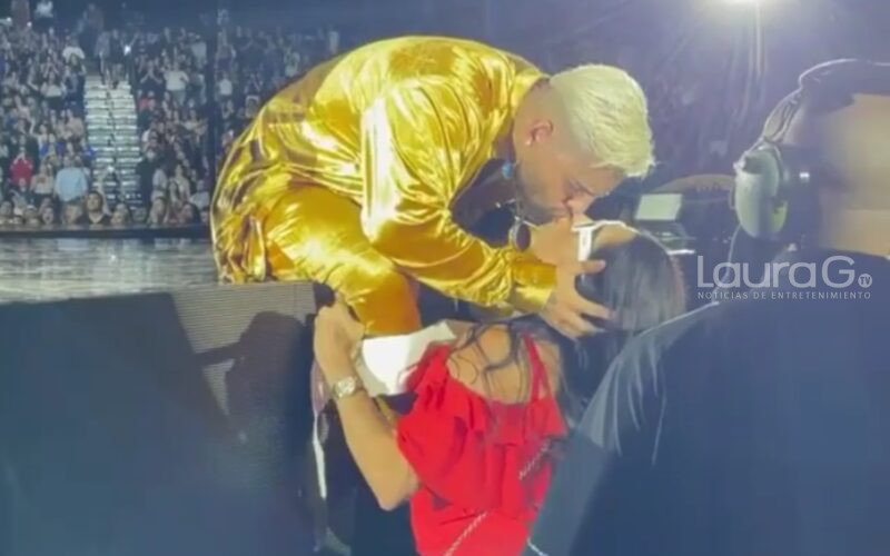 Maluma besa a fan