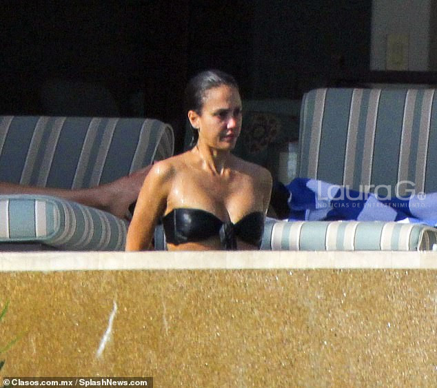 1637775805 389 EXCLUSIVA Jessica Alba hace subir las temperaturas en un bikini