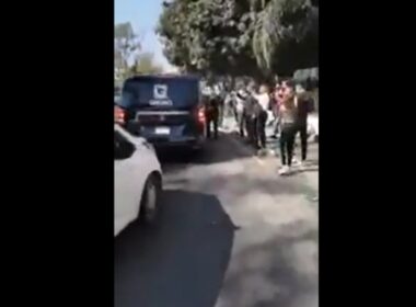 Reportero confunde carroza