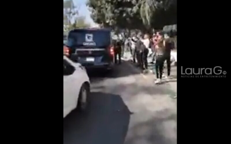 Reportero confunde carroza