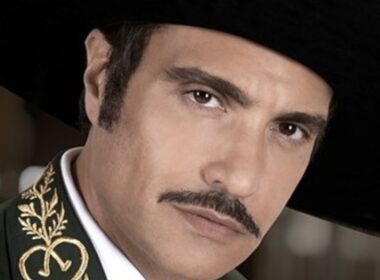 Jaime Camil como Vicente Fernández