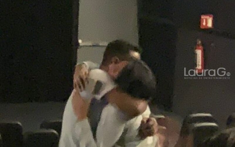 Pareja se compromete